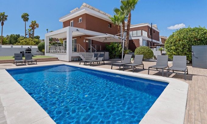 Puerto Marino Villa | Villa "Casa Bos Orange" con piscina exterior y bañera de hidromasaje