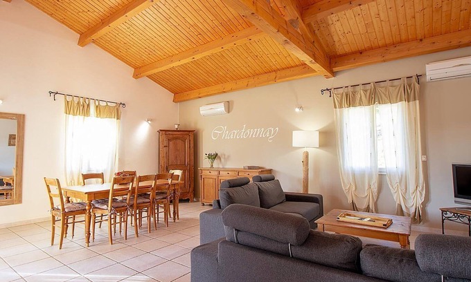 Saint-Maurice-dʼArdeche Villa | Villa-Confortable-Baño privado con bañera-Vista a la Piscina