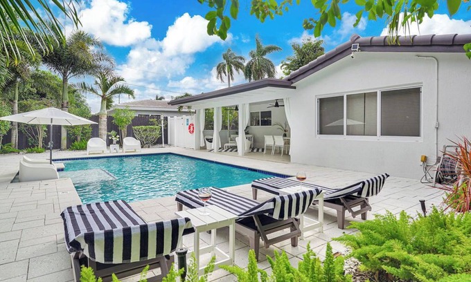 North Andrews Gardens Casa | Villa Cabana near beaches with heated pool