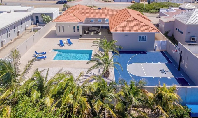 Washington Casa | Villa Camila | Pool & Basketball Court by Lucha