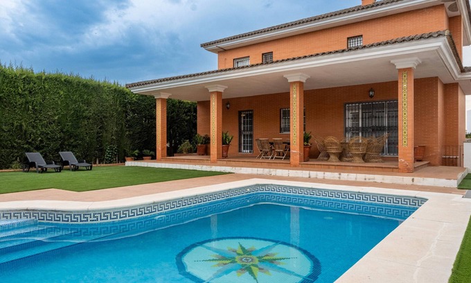 Bormujos Villa | Villa 'Candeleria Sol y Piscina' con piscina privada, Wi-Fi y aire acondicionado