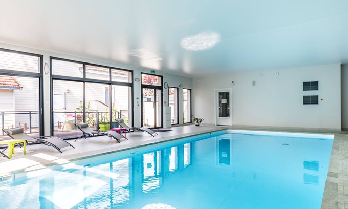 Pont Rousseau Villa | Villa para 8 personas, 4 dormitorios, amplia terraza, acceso a la piscina cubierta