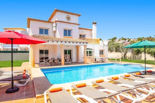 Urbanitzacio la Fustera Villa | Villa Carolina Blanca by Villa Plus