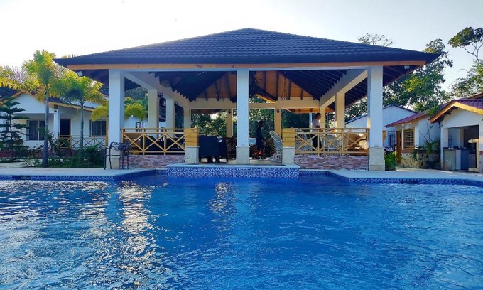 La Vega Province Casa | Villa Carolina By Hospedify Hermosa villa con piscina, mesa de billar, cancha de baloncesto y BBQ