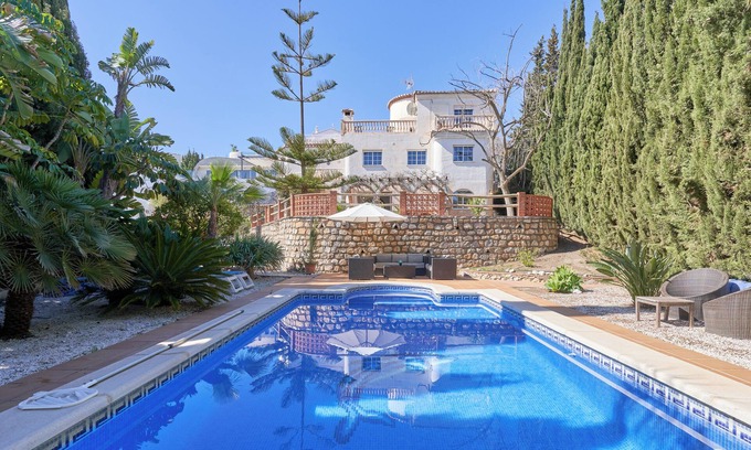 Salobrena Villa | Villa 'Casa Alba' con vistas al mar y a la montaña, piscina, jardín y Wi-Fi