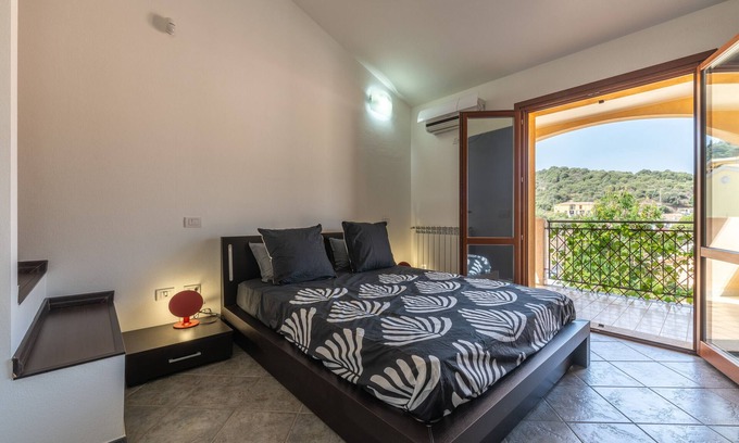 Sarroch Villa | Villa "Casa Annabella" con vistas a la montaña, terraza privada y 2 balcones