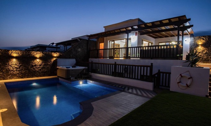 Playa Blanca Villa | Villa "Casa Blanca" con vistas al mar, piscina privada y Wi-Fi