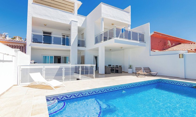 Almayate Bajo Villa | Villa 'Casa Flores 047' con vistas al mar, Wi-Fi y aire acondicionado