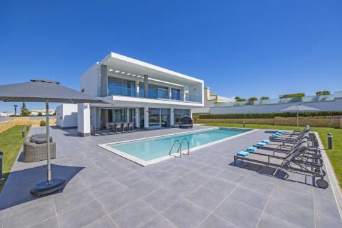 Castelo Villa | Villa Casa Lirio by Villa Plus