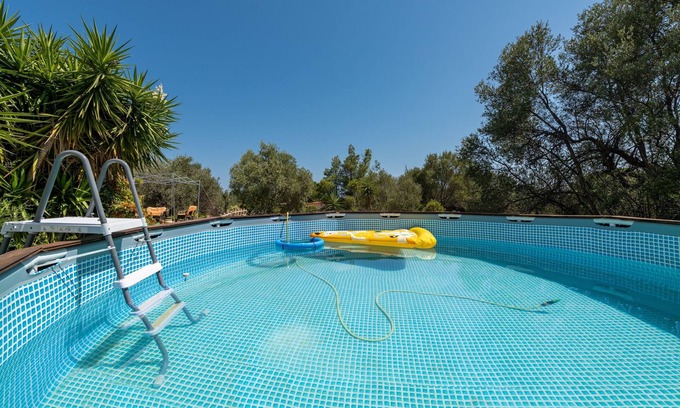 Sarroch Casa | Villa "Casa Vacanze Elena" con jardín, terraza y piscina