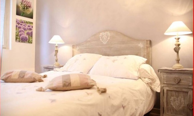 Vancia - Crepieux Casa | Pabellón Villa Castel Suite con sala de TV y cocina.