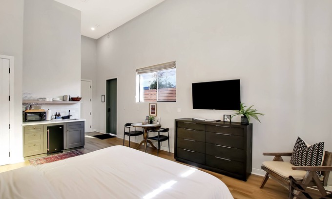 Santa Barbara Apartamento | Villa Castillo 3 - studio, Dog Friendly, walk to State St, restaurants, free parking, wifi!