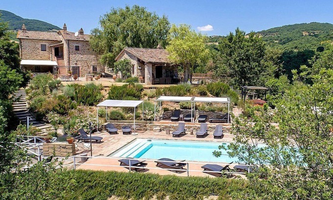 Umbertide Casa | Villa Cenobio F: A characteristic and welcoming apartment that is part of an ancient country house made of stone, with Free WI-FI.