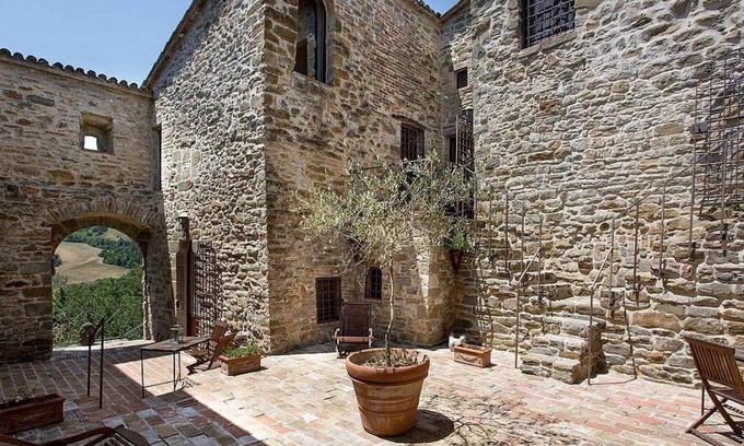 Umbertide Casa | Villa Cenobio I: A characteristic and welcoming two-story cottage made of stone, with Free WI-FI.