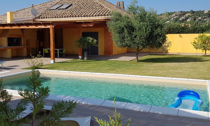 Quartu Sant'Elena Casa | Villa Chloe, a pocos km de Cagliari con piscina privada, jardín, césped verde.