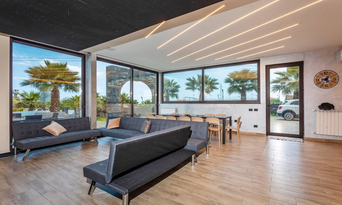 Catania Villa | Villa 'Clelia - Jacuzzi Garden' con vistas al mar, bañera de hidromasaje y aire acondicionado