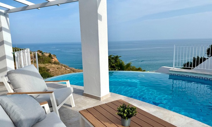 Chimenea Villa | Villa 'Clementina' con vistas al mar, Wi-Fi y aire acondicionado