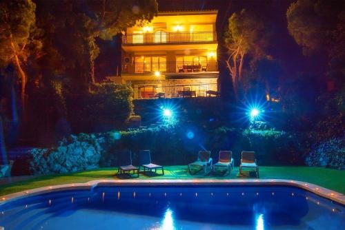 Santa Susanna Casa | Villa con piscina privada climatizada 29ºC