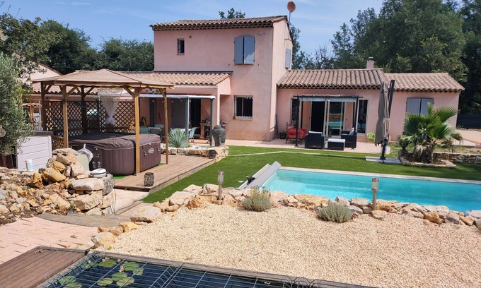 Callian Villa | Villa Confortable Avec Piscine au Calme Mais Commerces à Proximité