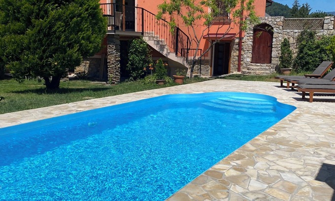 Roznava Villa | Villa Coral - oasis junto a la piscina
