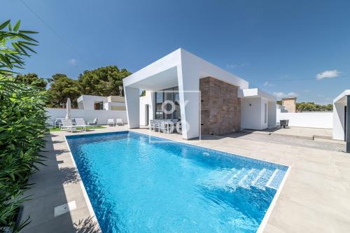 Los Balcones Casa | Villa Coral deluxe oasis by OYOOSTAYS