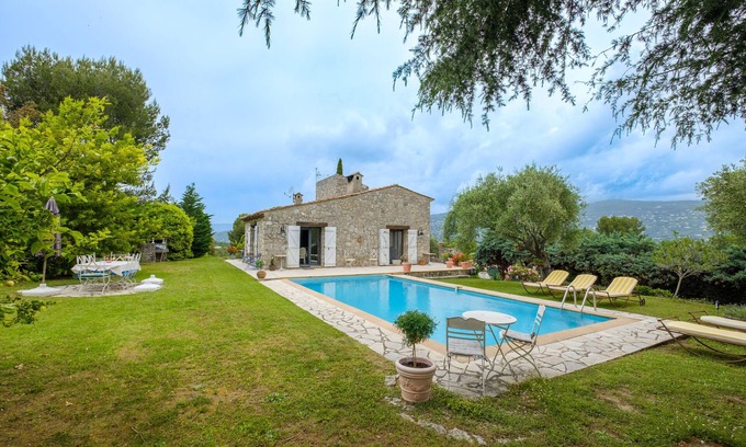 Peymeinade Villa | Villa 'Cyprès Bleu' con piscina privada, terraza privada y Wi-Fi