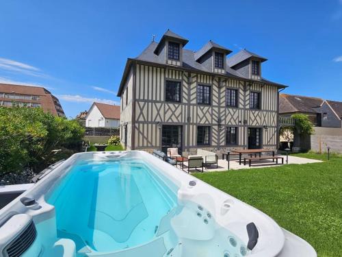 Benerville-sur-Mer Villa | Villa d'exception, 5 chambres, 20m plage, spa.