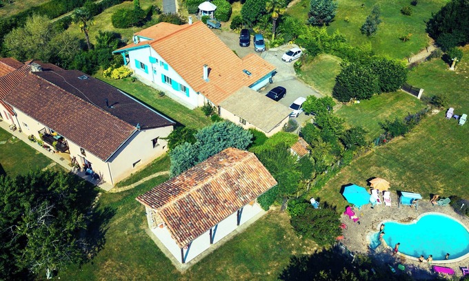 Saint-Loubouer Casa | Villa Daisy casa grande con jardín privado y acceso a gran jardín con piscina