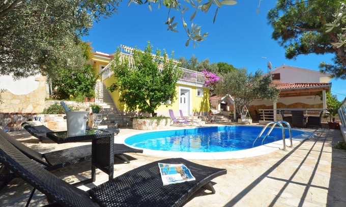 Businci Villa | VILLA Dalmacia moderno situado frente al mar Villa con piscina climatizada, vista preciosa stuning