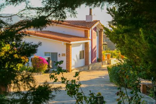 San Antonio de las Minas Villa | Villa de La Rosa with Pool & BBQ Area Wine Country