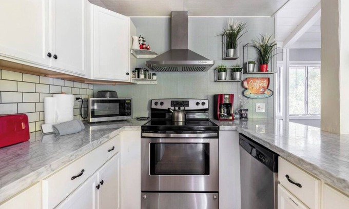 Mammoth Lakes Casa | Villa De Los Pinos 15-Updated retreat close to town, shops, shuttle and more!