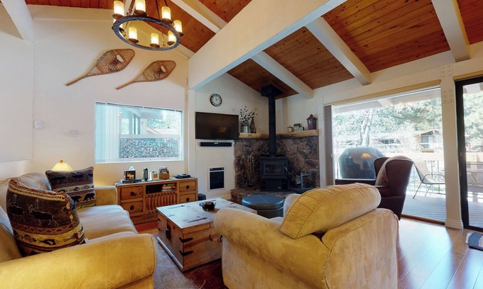 Mammoth Lakes Condominio | Villa De Los Pinos | Year-Round Activities, Nearby Shopping & Restaurants