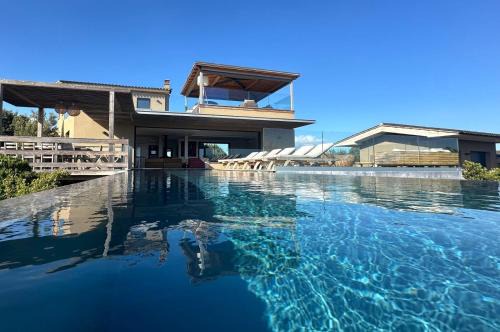 Pianotolli-Caldarello Villa | Villa de luxe surplombant la mer, piscine suspendue