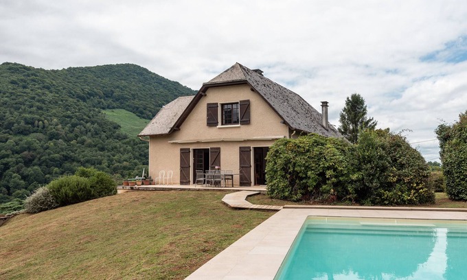 Arthez-d'Asson Casa | Villa Delb – Mountain View, Private Pool and Wi-Fi