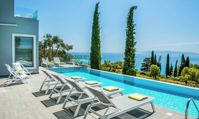 Vlachata Villa | Villa Della Luna: esta villa está cerca de servicios, tiene una piscina privada y WI-FI