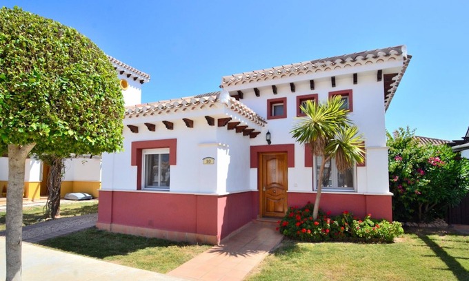 Torre-Pacheco Villa | CHALET DE 2 HABITACIONES CON PISCINA CLIMATIZADA