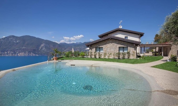 Brenzone sul Garda Apartamento | Villa Divina22 - APT Divina con piscina e vista lago