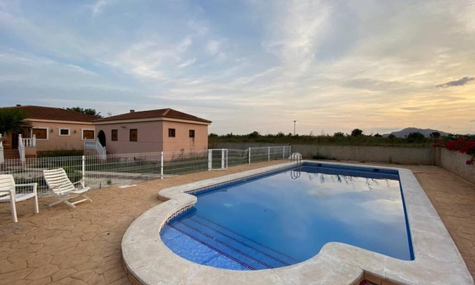 Catral Chalet De Esquí | Villa Dolores, un chalet con piscina y barbacoa en la huerta del Segura.