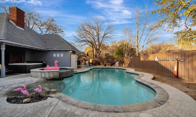 North Richland Hills Casa | Villa D’Oro, Saltwater Pool, Hot Tub, Arcade, Foosball & Walking Trail