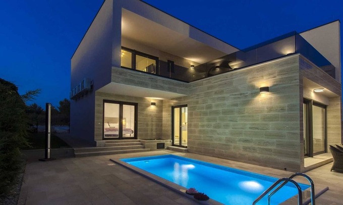 Srima Villa | Villa Eden, a 50 metros de la playa, con piscina, 4 dormitorios