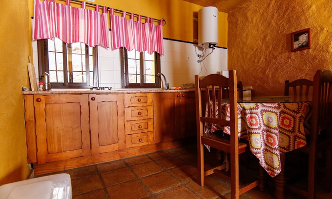 Pujerra Villa | Villa 'El Viejo Castaño 4' con vistas a la montaña, Wi-Fi y aire acondicionado