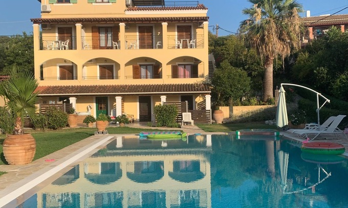 Acharavi Villa | Gran villa, vista al mar, muy bonita zona de piscina, gran piscina, a poca distancia de la playa