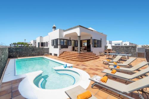 Playa Blanca Villa | Villa Emerita by Villa Plus