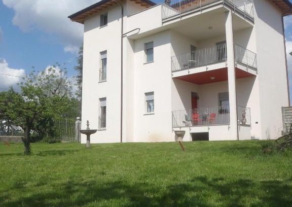 Castronno Cama Y Desayuno | Villa Emilia