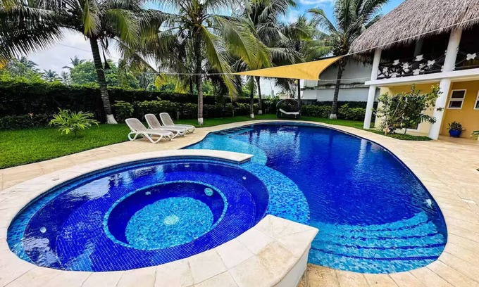 Monterrico Villa | Villa Encanto, Monterrico