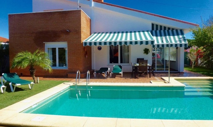 Los Gallos-Cerromolino Villa | Espaciosa Villa Stella con piscina jardín privado y mobiliario moderno