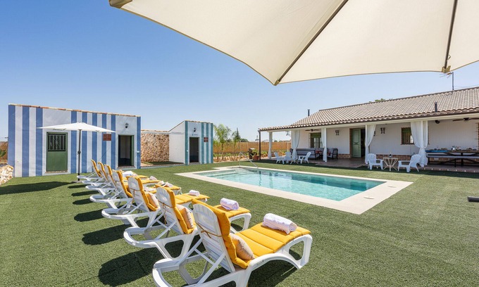 Ecija Cabaña | Villa en el centro de Andalucía con amplios exteriores y preciosos atardeceres