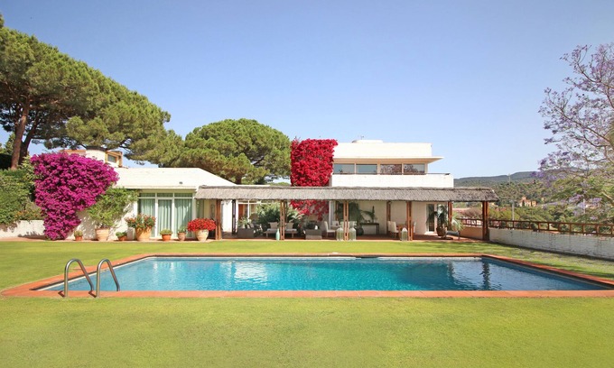 Sant Andreu de Llavaneres Villa | Villa Torre Blanca, junto al Club de Golf, a 5' de la playa y 25' de BCN