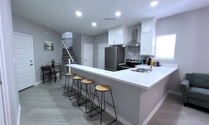 Brownsville Condominio | Villa Escondida #1 -2BD- Straight Shot to SpaceX!
