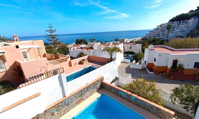 La Parata Chalet De Esquí | Villa Estupenda con Piscina Privada, Wifi, Vistas al Mar y Terrazas Grandes
